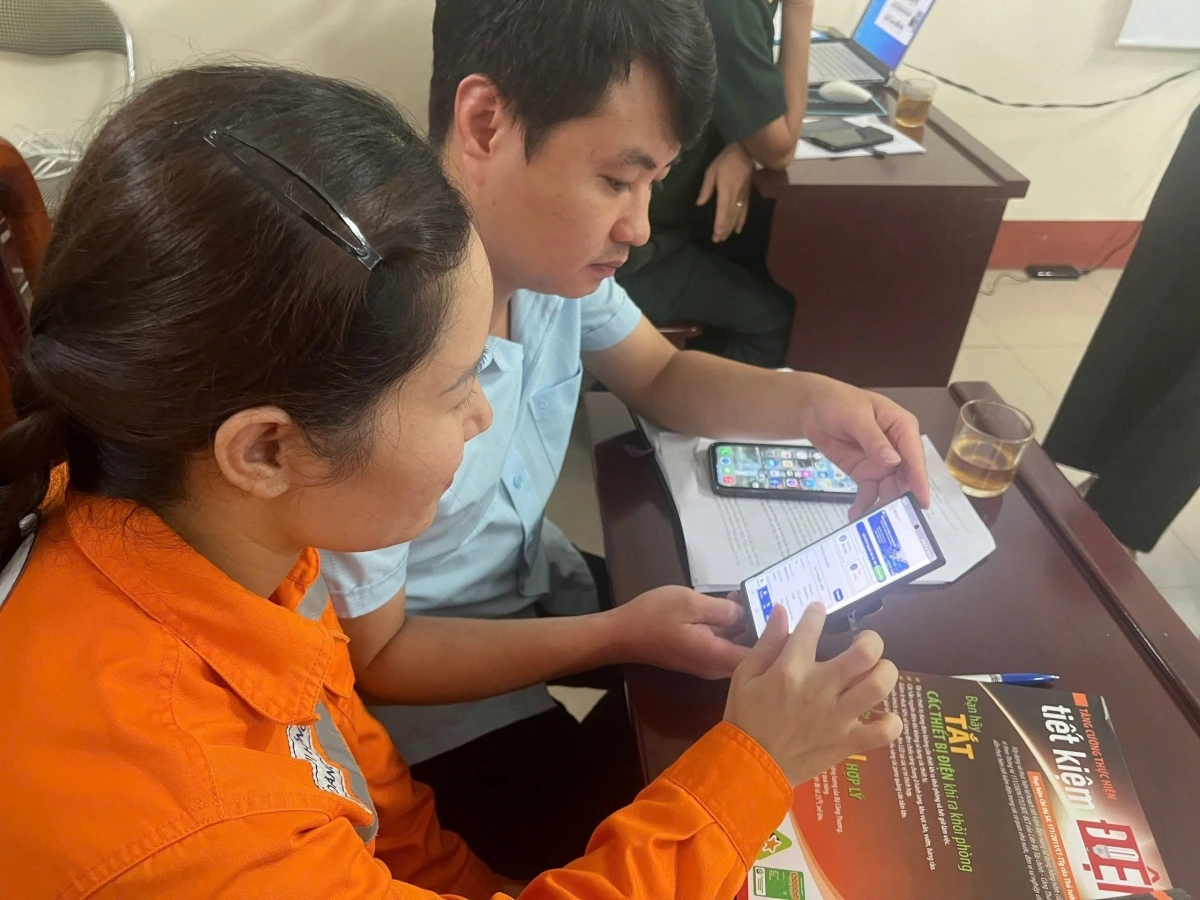 EVNNPC còn cung cấp thông tin điện lực dựa trên nền tảng internet thông qua các nền tảng số như: Fanpage Facebook, Zalo, website CSKH, email, ứng dung CSKH.