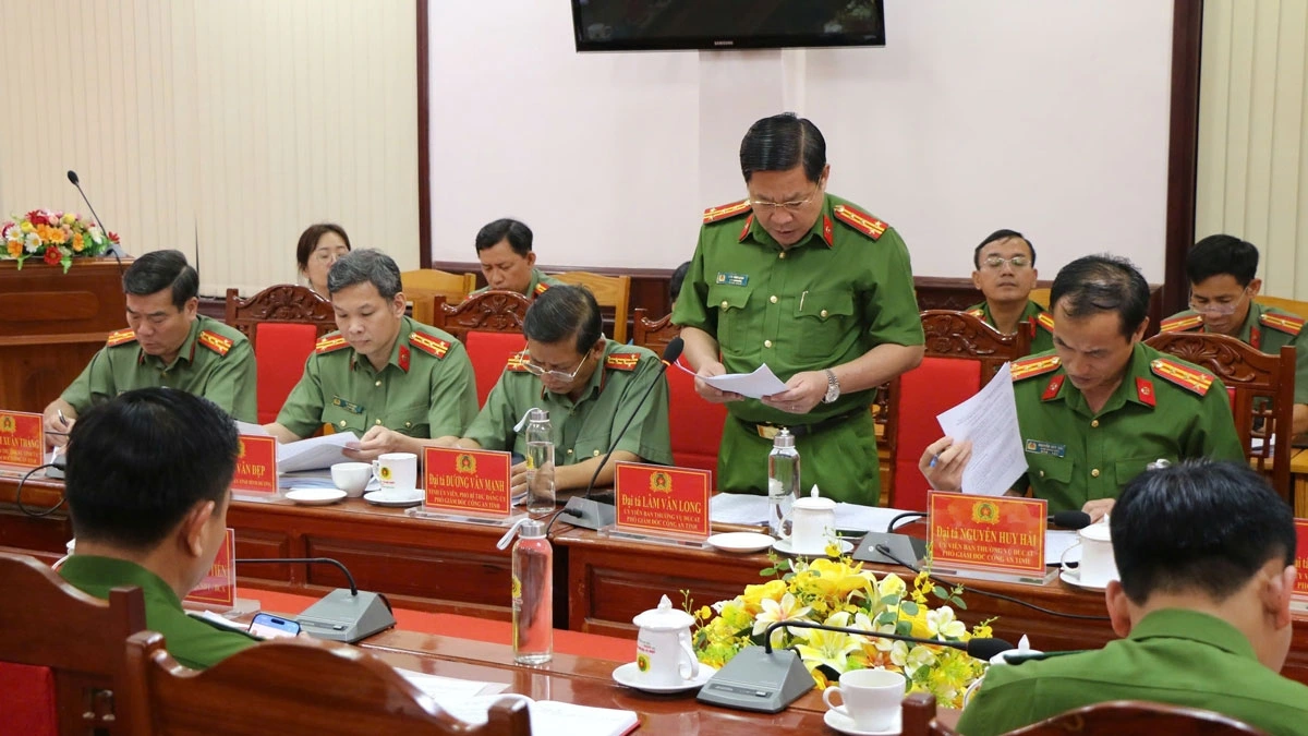 Lãnh đạo Công an tỉnh Bình Phước báo cáo tình hình sau khi không tổ chức công an cấp huyện (ảnh: CA)