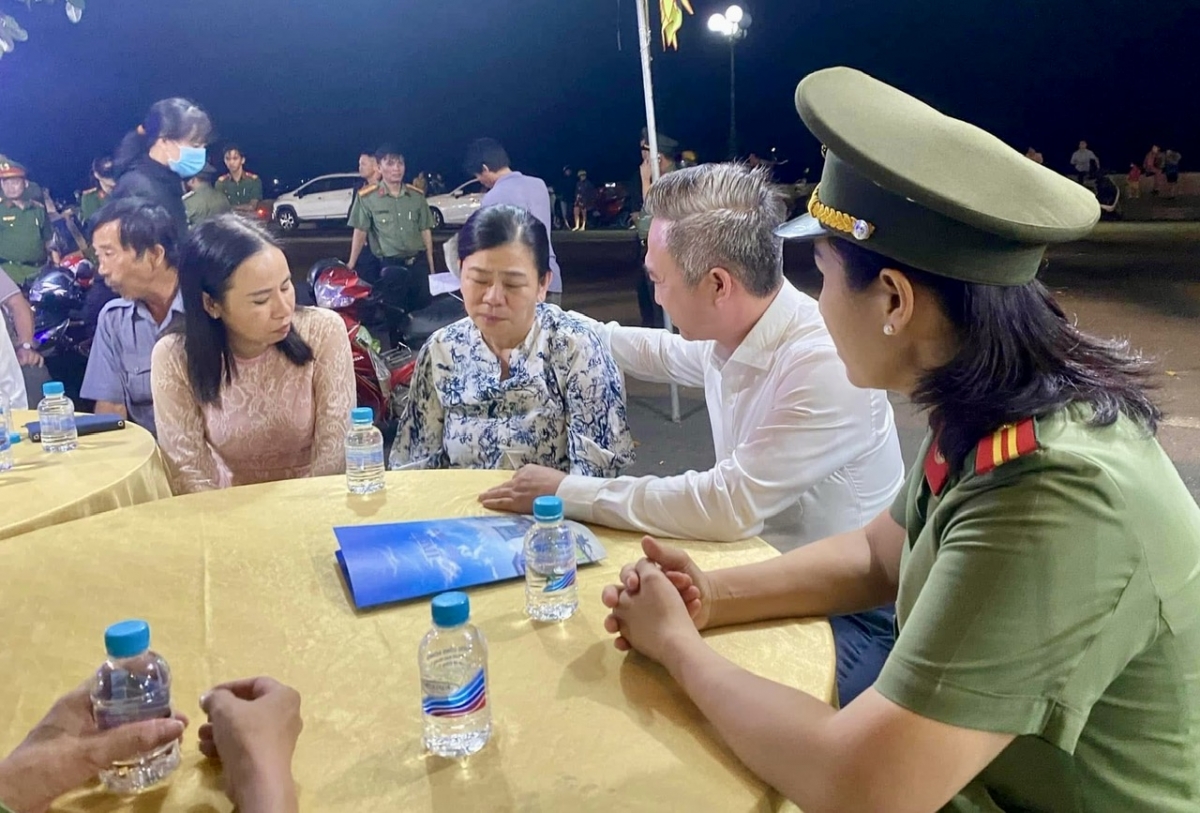 Phó chủ tịch UBND tỉnh Bà Rịa - Vũng Tàu Đặng Minh Thông động viên, chia sẻ mất mát của gia đình