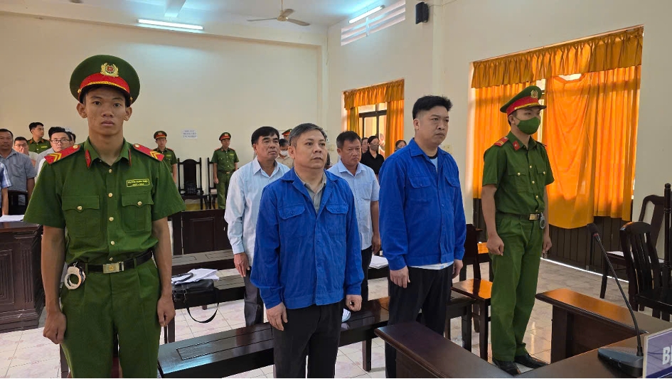 Các bị cáo nghe đọc quyết định khai mạc phiên tòa vào sáng 25/3.