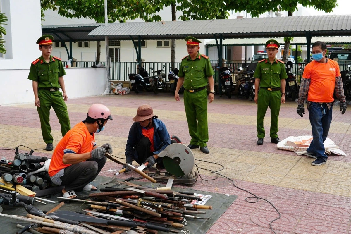 Công an tỉnh Bình Thuận tiêu hủy hơn 4.000 vũ khí, công cụ hỗ trợ và pháo