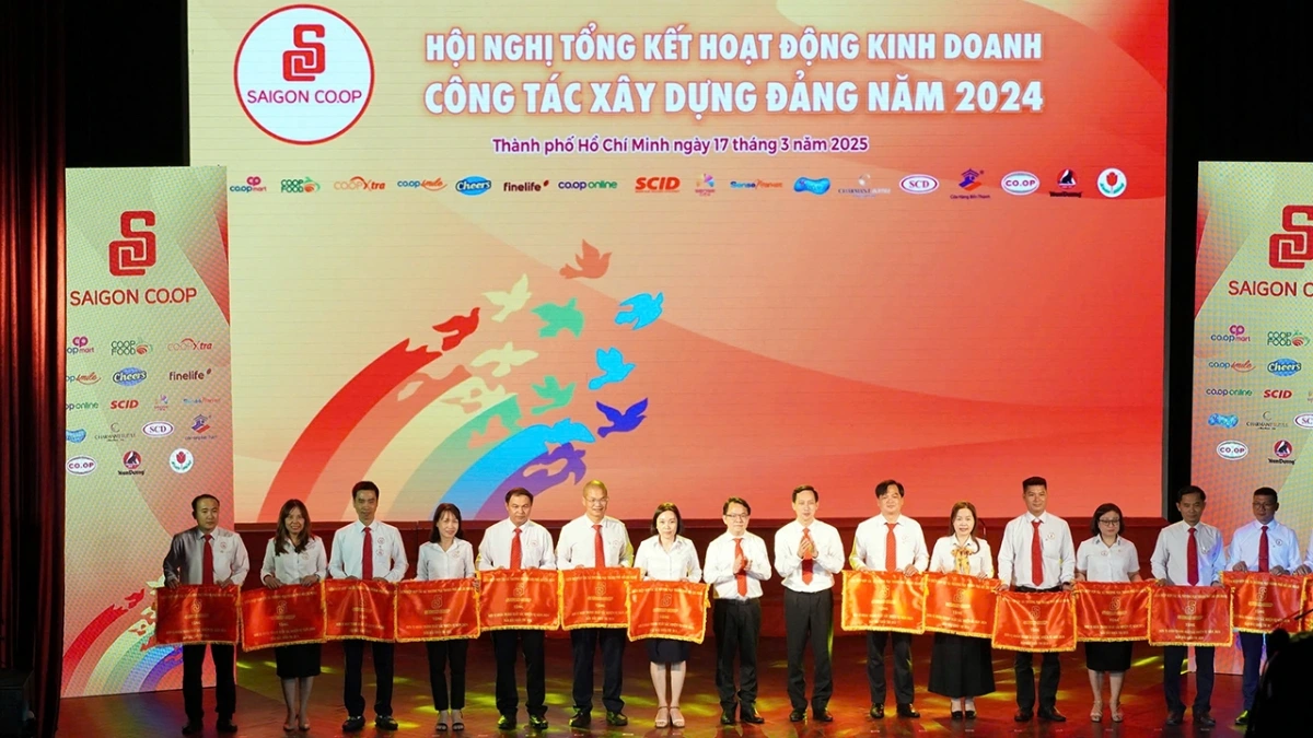 Các phòng, ban, đơn vị lãnh đạo Saigon Co.op đạt thành tích xuất sắc trong năm 2024 được trao tặng lá cờ đầu