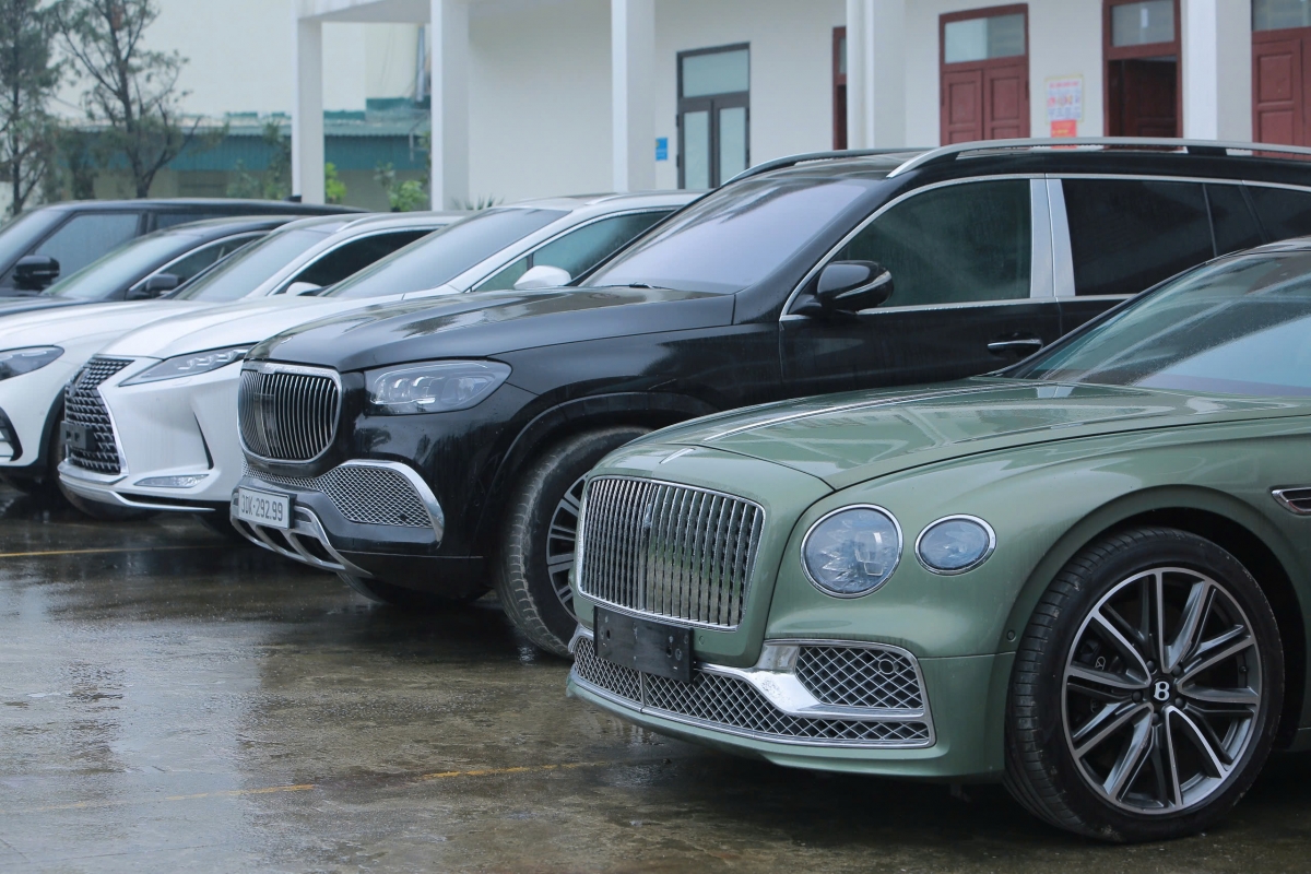 Cận cảnh dàn ô tô hạng sang Bentley, Lexus, BMW… trong vụ lừa đảo chứng khoán, rửa tiền