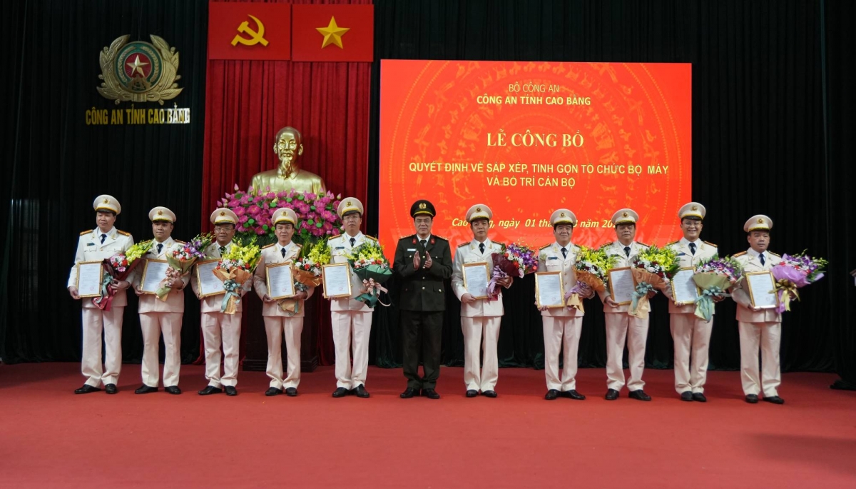 Đại tá Vũ Hồng Quang, Giám đốc Công an tỉnh Cao Bằng trao quyết định và tặng hoa chúc mừng lãnh đạo công an các đơn vị, địa phương được điều động giữ các chức vụ mới