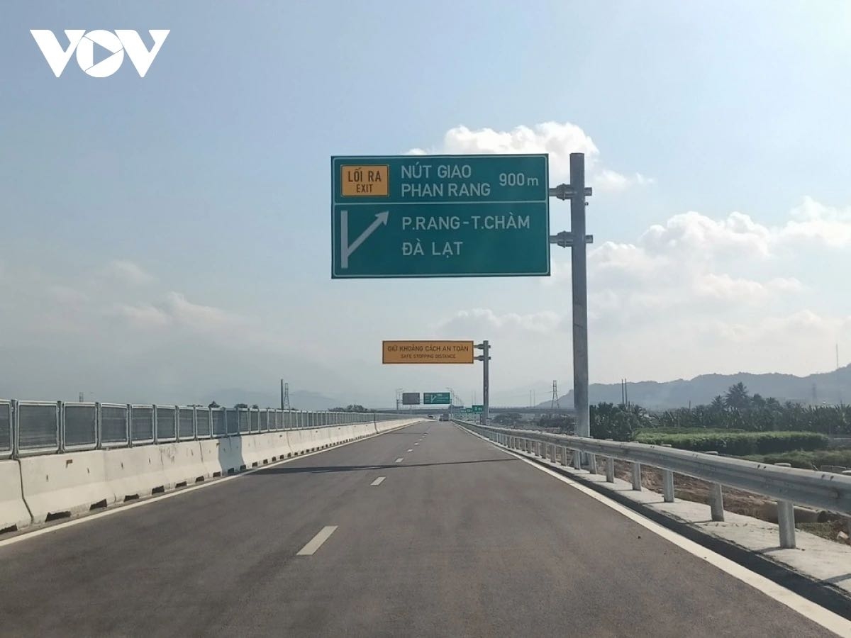 Người tham gia giáo thông phải đặc biệt cẩn thận với những đoạn tuyến chỉ 2 làn xe. ​​​​(Ảnh: Đoàn Sỹ)