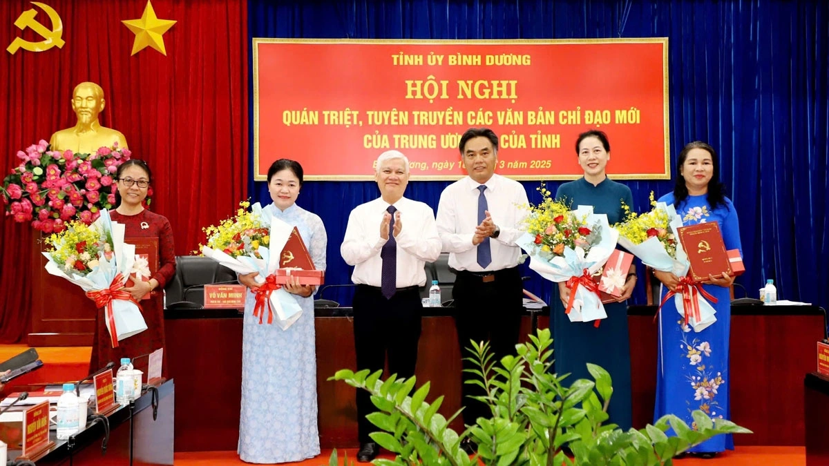 Lãnh đạo tỉnh trao quyết định nghỉ hưu trước tuổi cho các cán bộ