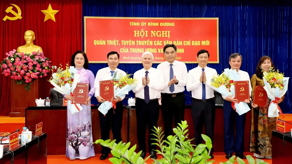 Trao Quyết định của Ban Bí thư Trung ương Đảng chuẩn y tham gia Ban Thường vụ, Ban Chấp hành Đảng bộ và Quyết định của Thủ tướng Chính phủ phê chuẩn kết quả bầu cử chức vụ Phó Chủ tịch tỉnh 