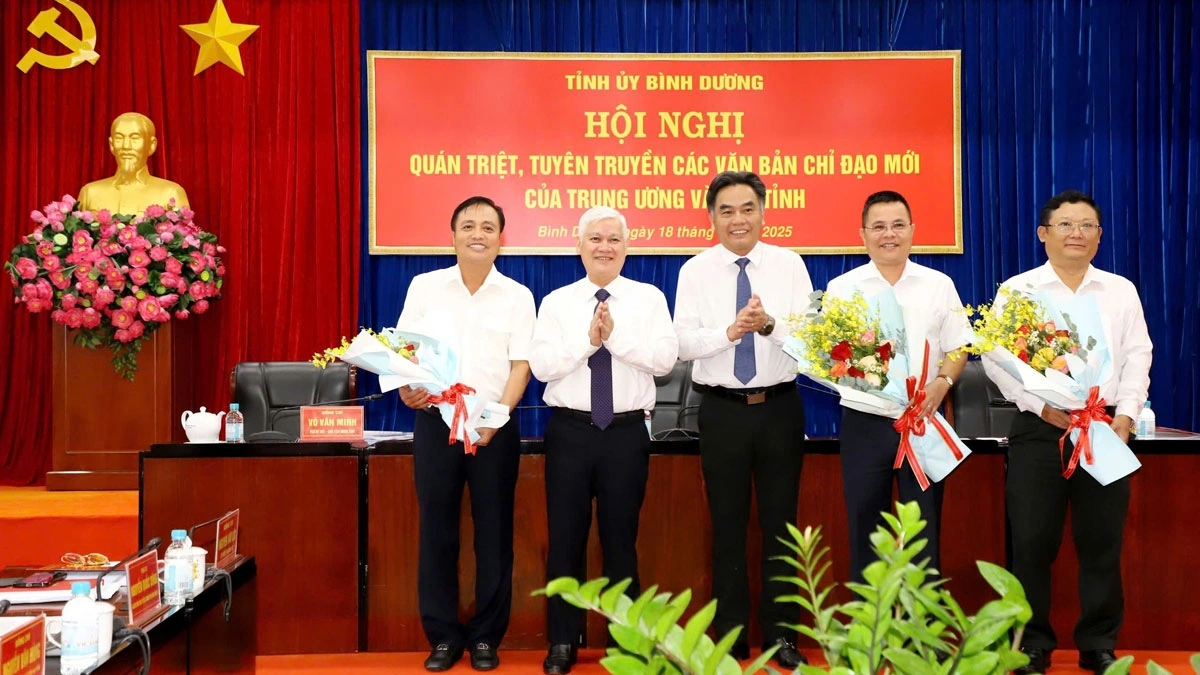 Trao các quyết định của Bộ Tài chính, Bảo hiểm Xã hội Việt Nam cho cán bộ lãnh đạo 