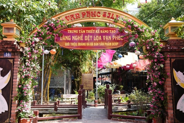 Van Phuc Silk Village’s Creative Design Center, a place to introduce, promote, and sell OCOP products (Photo: thoibaonganhang.vn)