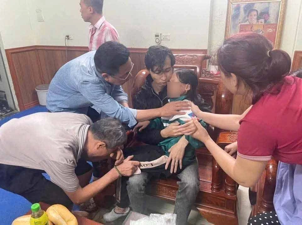 Cháu bé sau khi được giải cứu vẫn chưa khỏi hết bàng hoàng