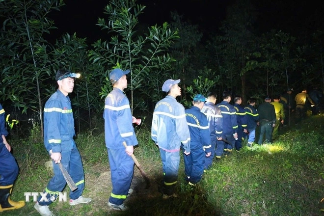 Các lực lượng được chia thành hai mũi để tiến hành khống chế đám cháy và sẵn sàng chữa cháy xuyên đêm (Ảnh: TTXVN)