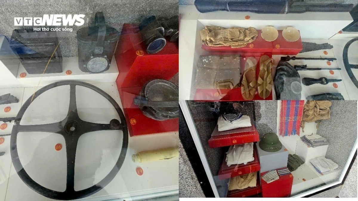 Đôi dép, chiếc bát, vô lăng, la bàn cùng một số kỷ vật được trưng bày tại bảo tàng. Đây là những đồ vật, dụng cụ quen thuộc của các chiến sĩ sử dụng trong thời gian trên đảo đá Gạc Ma.