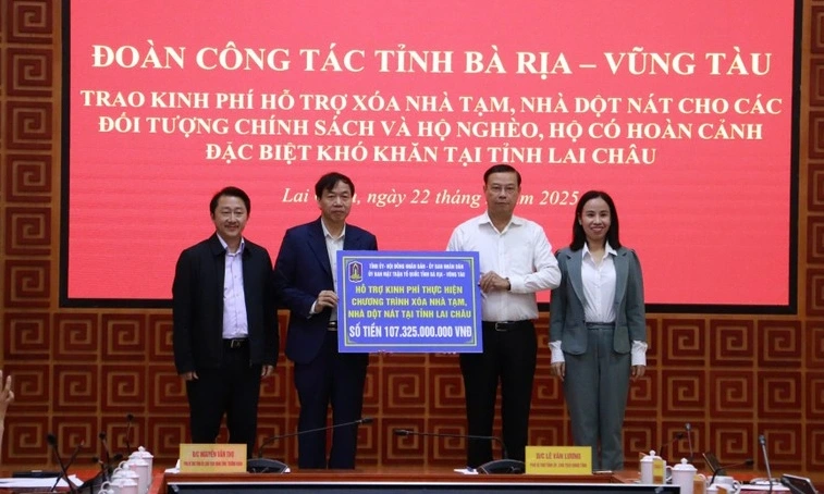 Chủ tịch UBND tỉnh Bà Rịa - Vũng Tàu Nguyễn Văn Thọ trao nguồn kinh phí hỗ trợ cho lãnh đạo UBND tỉnh Lai Châu.