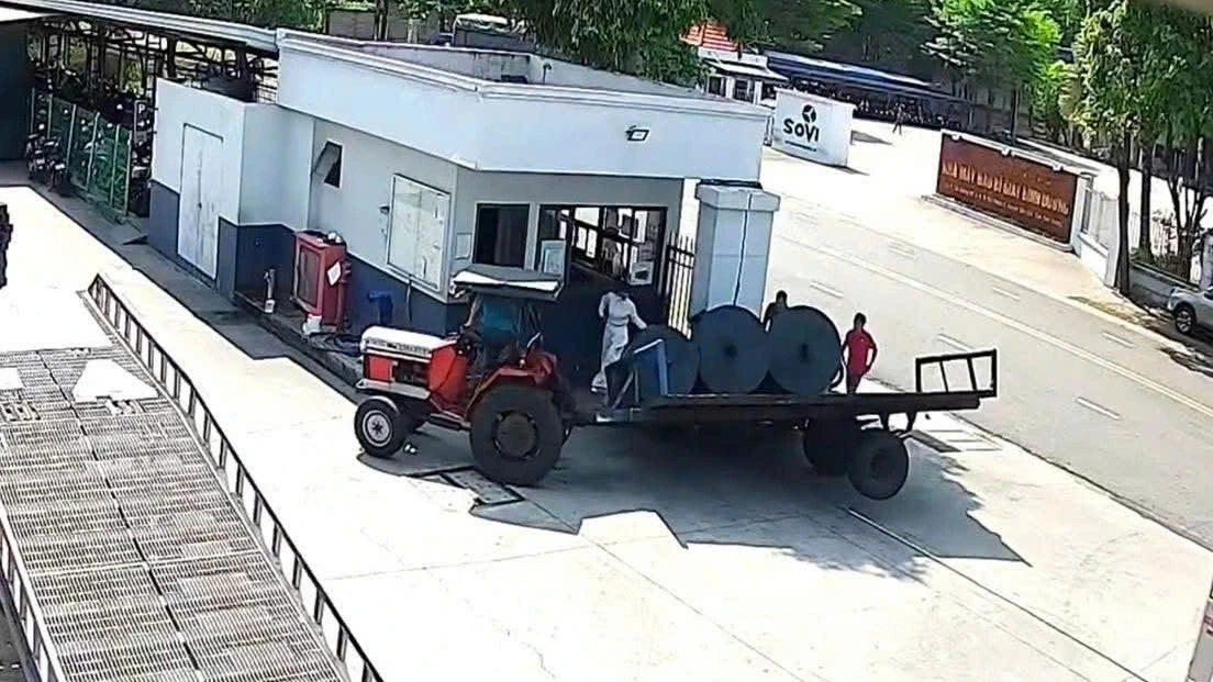 3 cuộn vải đổ đè nam bảo vệ (ảnh cắt từ vidoe)