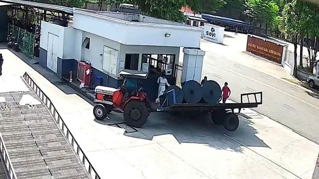 3 cuộn vải ngã đè trúng nam bảo vệ (ảnh cắt từ video)