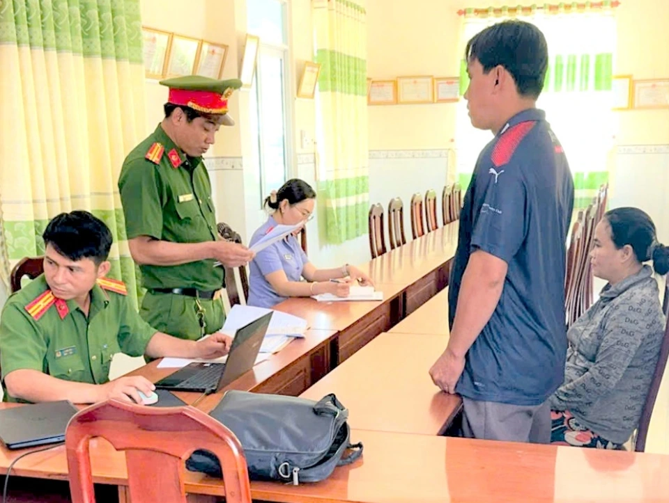 Cơ quan Cảnh sát điều tra tống đạt các Quyết định và Lệnh đối với Nguyễn Phong Lai. (Ảnh: CAHG)