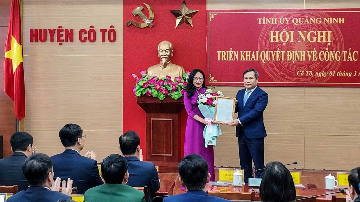 Bí thư Tỉnh uỷ Quảng Ninh Vũ Đại Thắng trao quyết định cho tân Bí thư huyện uỷ Cô Tô
