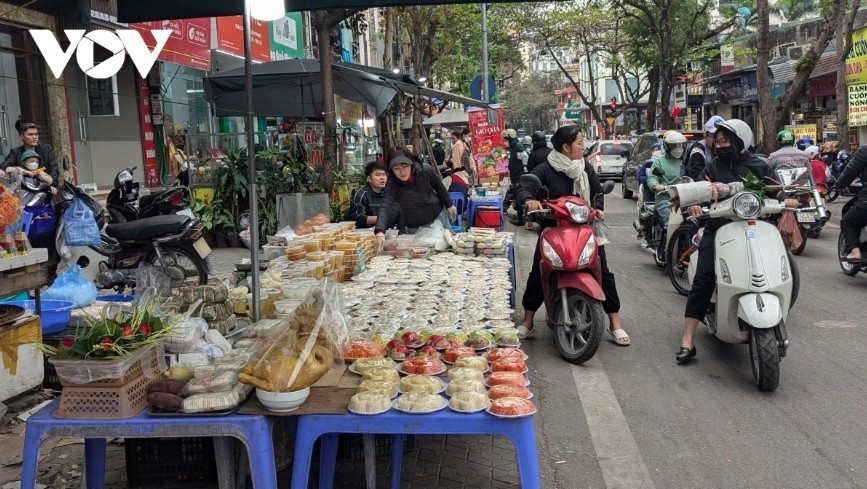 From March 31 morning, trôi and chay cakes are sold by shops throughout many of the capital’s wet markets.