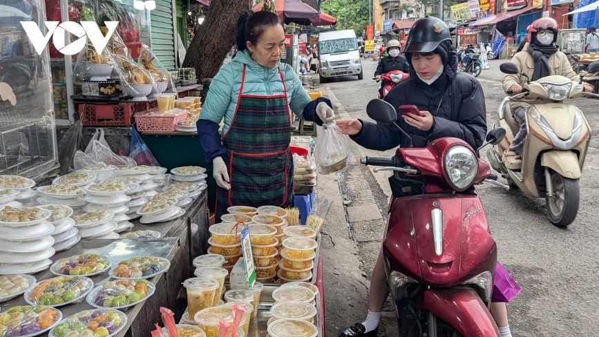 Over the years, the custom of eating Trôi and Chay cakes has become a unique cultural tradition of the Vietnamese people, passed down through generations.