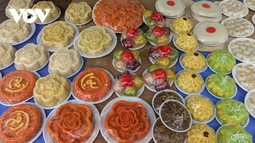 In addition to the floating cakes, traders are also offering Phu The (conjugal cake), Chung cake, sticky rice, and boiled chicken for customers to worship their ancestors during the festival.