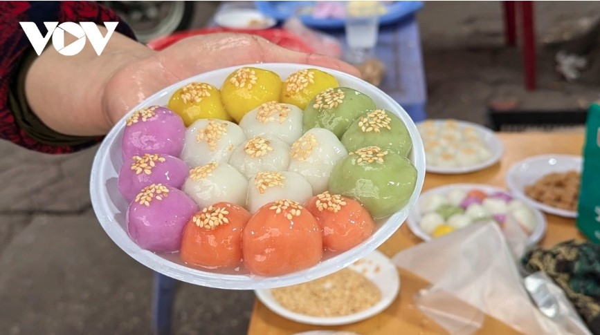 A plate of Bánh trôi and a bowl of Bánh chay costs anywhere from VND15,000 to VND20,000 (equivalent to US$0.59 - 0.78)
