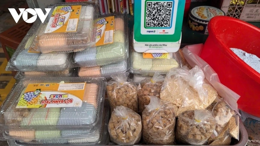 Besides selling pre-boiled cakes, traders also sell fresh dough for making cakes. These dough packages already include all of the ingredients, customers just need to knead dough with a brown palm sugar cube inside and roll it into small balls, which are then dropped into boiling water.