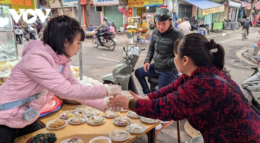 According to Le Sinh, an owner of a shop selling Trôi and Chay cakes, her business consumes about 100 kg of rice powder each day in order to make the floating cakes.