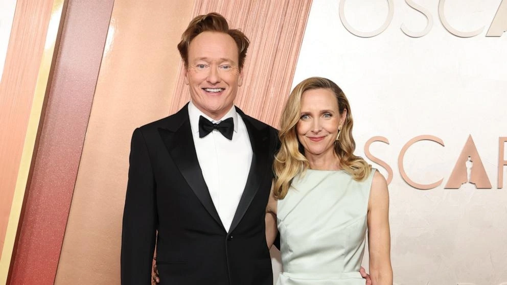 Người dẫn chương trình Oscars Conan O'Brien và vợ Liza bước lên thảm đỏ