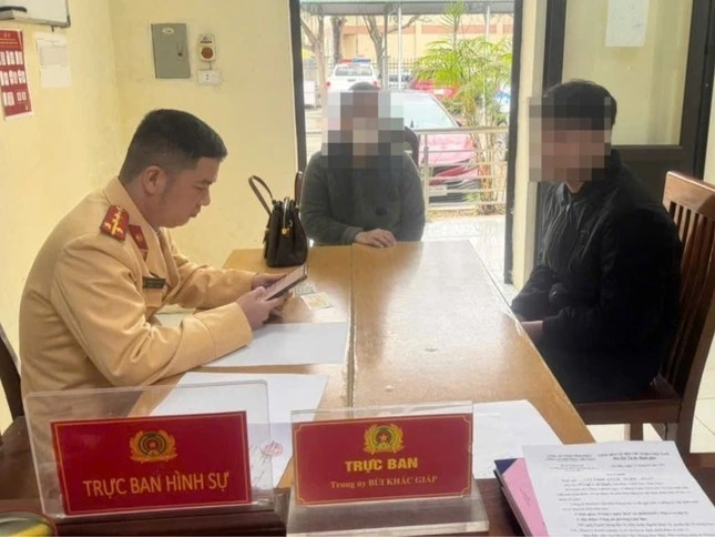 Người đàn ông lái xe phân khối lớn buông cả hai tay. (Ảnh: Cắt từ clip)