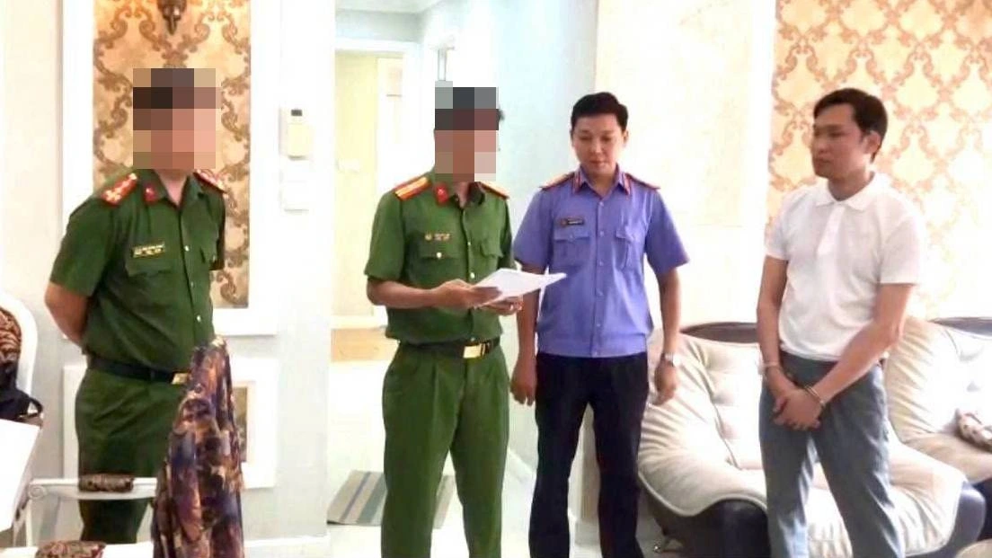 Công an TP. Cần Thơ tống đạt quyết định đối với Nguyễn Huy Tuấn
