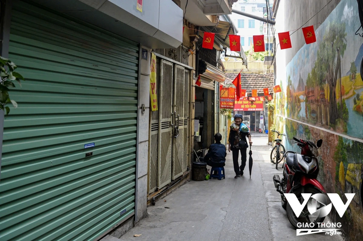 Trải qua hàng thế kỷ, có những cổng đã được tu sửa, trùng tu, nhưng cũng không ít những cánh cổng vẫn vẹn nguyên sự cổ kính, phủ đầy rêu phong và phai nhạt màu sắc dưới dòng chảy khắc nghiệt của thời gian. Người dân sinh sống trong khu vực rất tự hào về bề dày lịch sử của làng.
