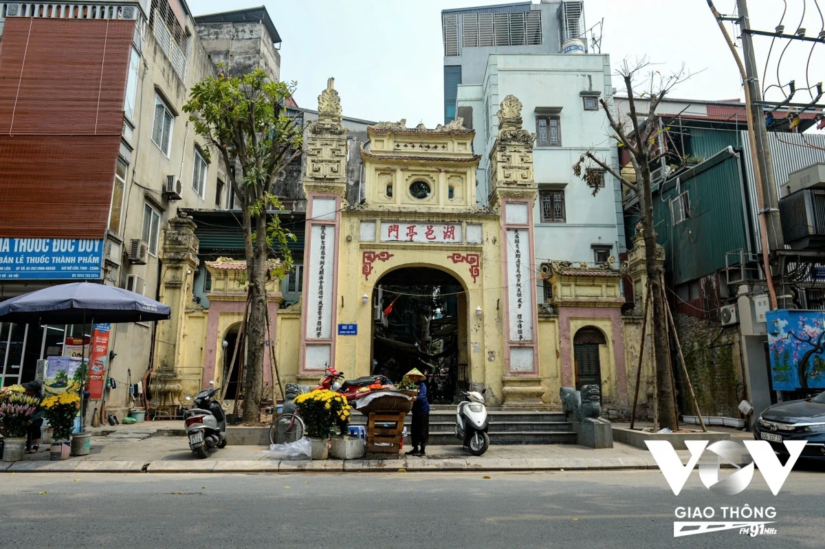 Làng Hồ Khẩu là làng có nhiều cổng nhất tại đất Kẻ Bưởi, với 3 cổng lớn bề thế, vững chãi. Trước đây, cổng chính của làng chỉ được mở ra khi có lễ hội hoặc dịp quan trọng. Giờ đây đã trở thành nơi họp chợ của người dân.