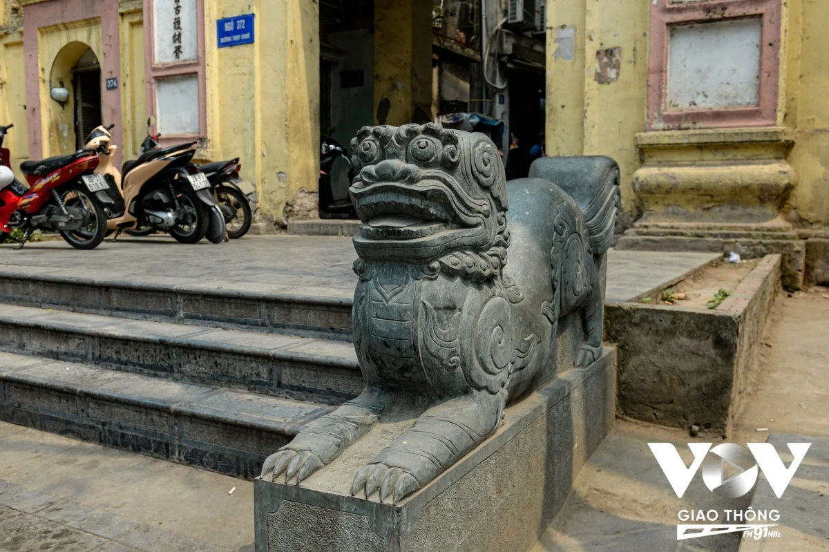 Cổng làng Hồ Khẩu vẫn giữ nguyên bậc tam cấp bằng đá xanh, chỉ người đi bộ mới qua được. Cổng Cái được xây với chiếu nghỉ rộng, hai bên có nghê chầu. Qua thời gian những cổng phụ của làng Hồ Khẩu đã được xây bằng để dễ dàng cho xe máy đi lại nhưng riêng cổng chính của làng Hồ Khẩu thì vẫn giữ nguyên bậc tam cấp để cho người dân có thể đi bộ mà vẫn giữ gìn được nét văn hóa đặc trưng.