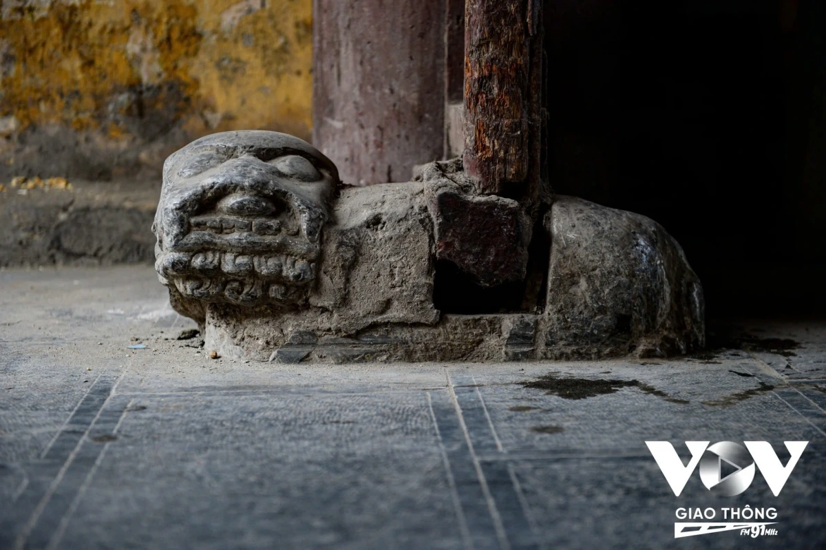 Đây cũng là cổng làng duy nhất ở Hà Nội vẫn còn lại di tích xưa với hai bên cửa là hai "ông sấu đá" ngồi canh.