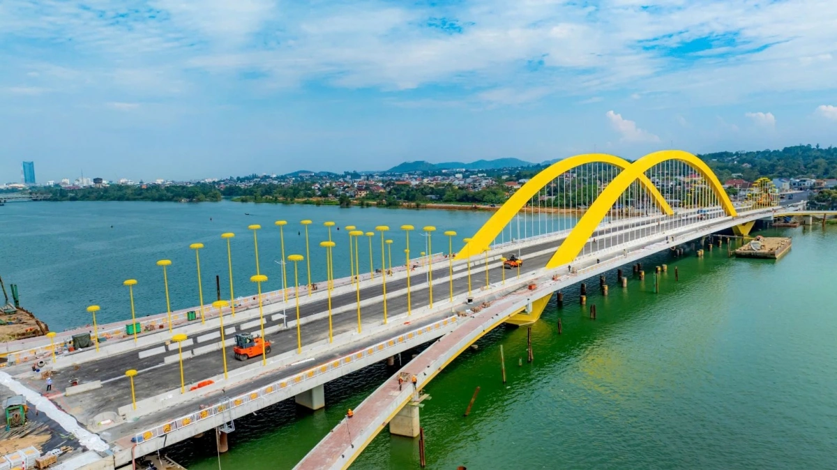 Công trình cầu vượt sông Hương sẽ thông xe kỹ thuật vào dịp kỷ niệm 50 năm Ngày giải phóng Huế 26-3-2025.