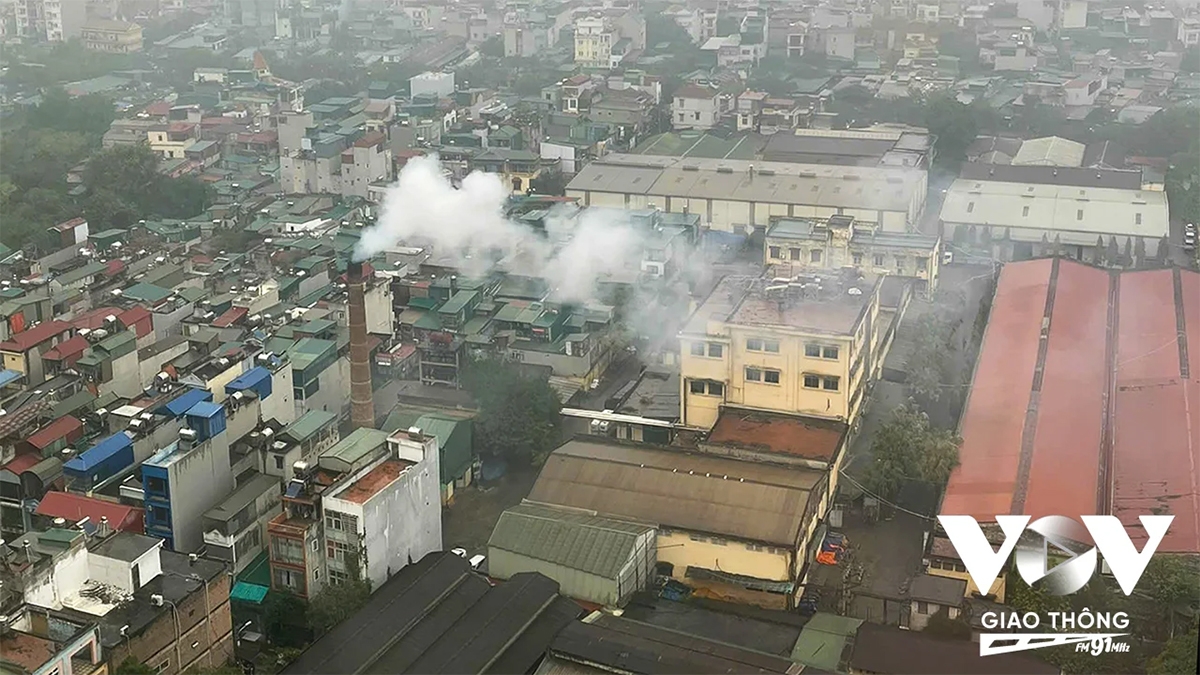 Từng đợt khói trắng hàng ngày vẫn được phát ra từ ống khói của công ty CP Dệt công nghiệp Hà Nội