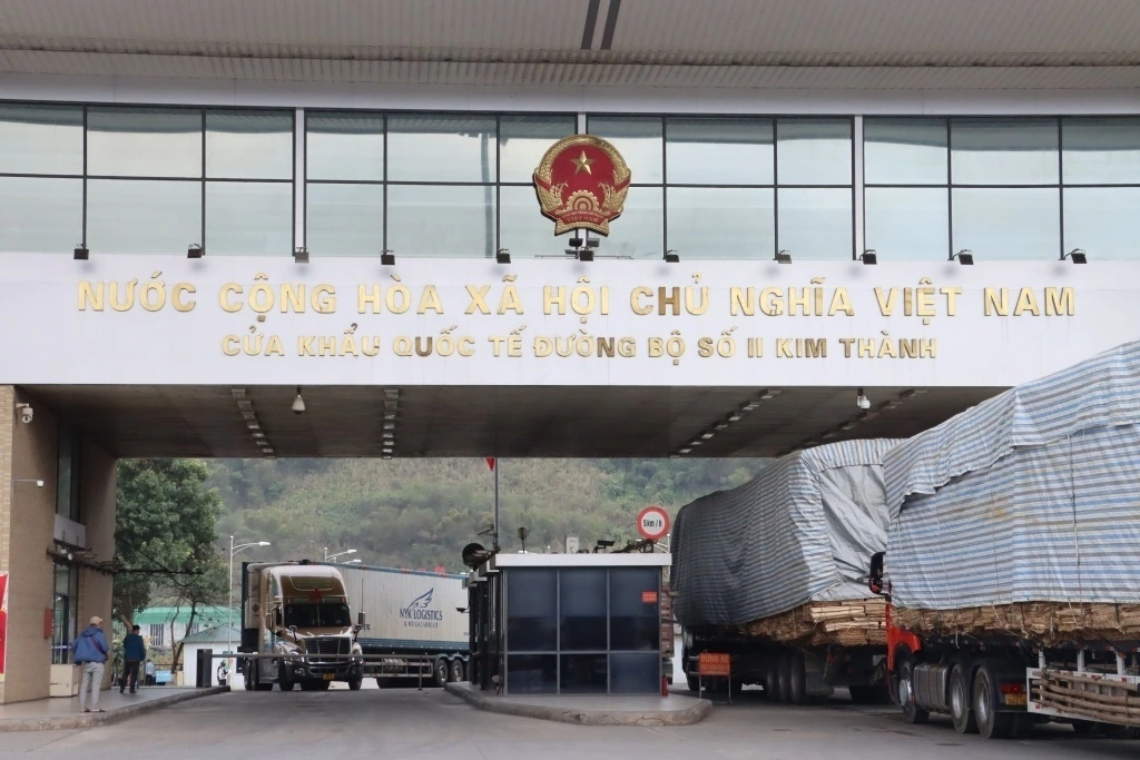 Hoạt động xuất nhập khẩu qua cửa khẩu quốc tế đường bộ số II Kim Thành, Lào Cai. Ảnh: T.Bình