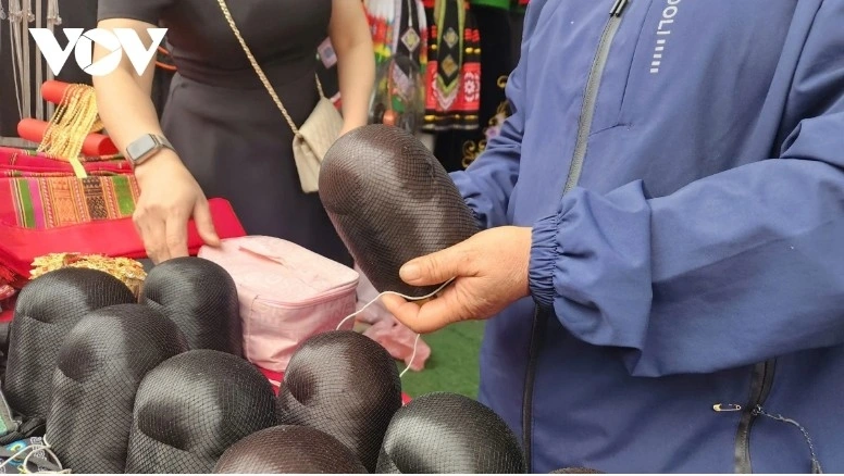 The traditional "tang cau" hair bun accessory is a popular item among buyers.