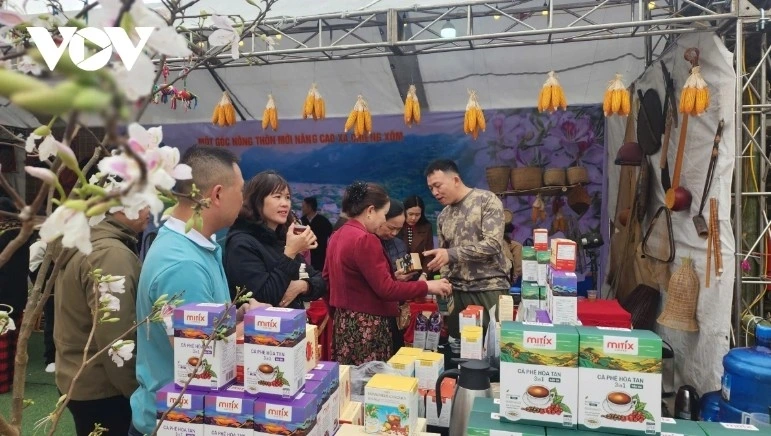 Visitors can enjoy freshly brewed coffee right at the booth.