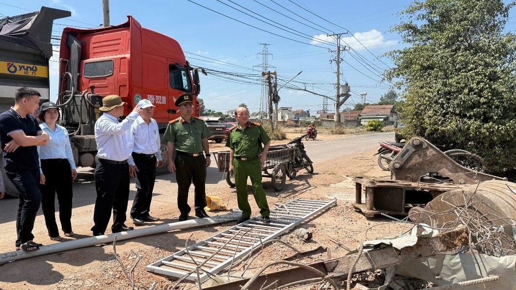 Lãnh đạo Công an tỉnh và TP Biên Hòa kiểm tra thực địa khu vực tổ chức cưỡng chế (Ảnh: Công an tỉnh Đồng Nai)