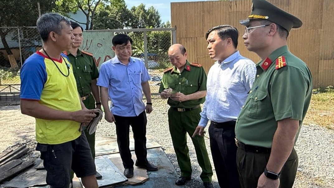 Tuyên truyền vận động người dân trước khi tổ chức cưỡng chế (Ảnh: Công an tỉnh Đồng Nai)
