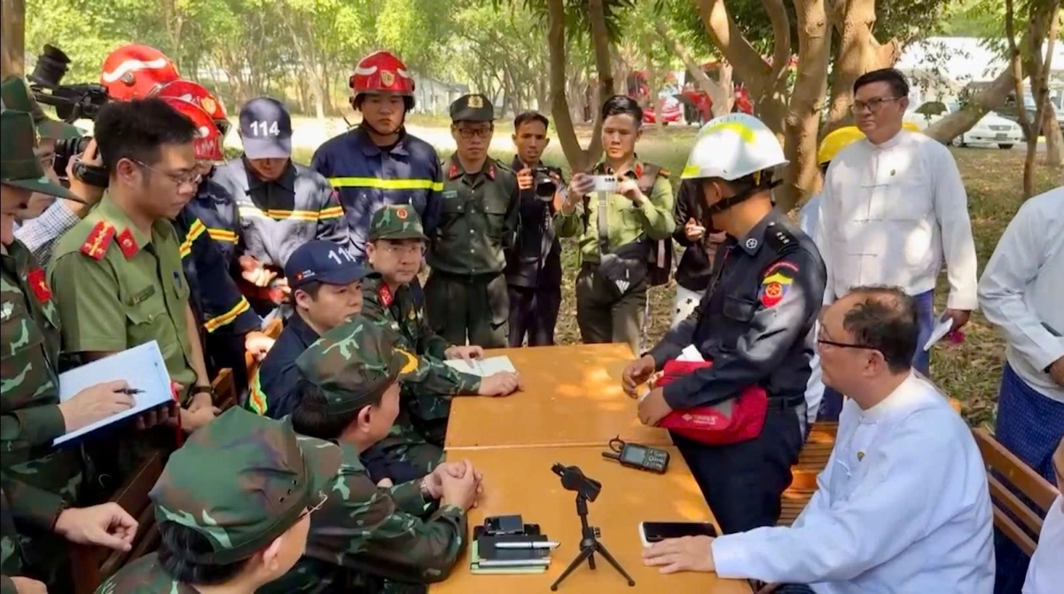 Trưởng đoàn lực lượng cứu hộ cứu nạn Việt Nam trao đổi nhanh cùng đại diện Cục phòng cháy chữa cháy, Bộ nội vụ Myamar - Chịu trách nhiệm điều hướng vị trí cứu hộ cứu nạn của Việt Nam và Bộ trưởng Bộ du lịch và khách sạn Myanmar