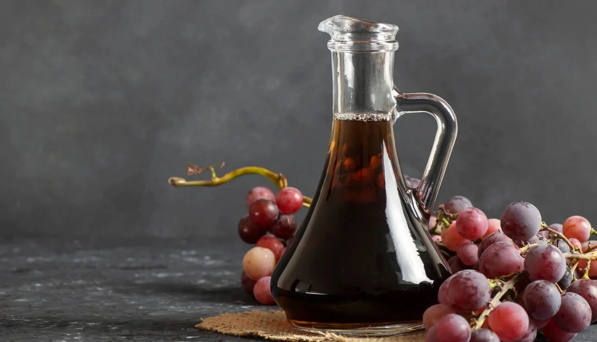 Dấm balsamic có hương vị ngọt ngào và chua thanh, rất thích hợp để trộn với các loại salad, thịt nướng hoặc làm gia vị cho các món ăn sang trọng. (Ảnh: Tasting Table)