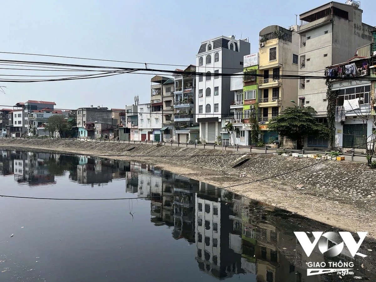 Một đoạn sông Tô Lịch chảy qua địa bàn huyện Thanh Trì với làn nước đen đặc và bốc mùi hôi thối nồng nặc, từ xa đã cảm nhận được. Ảnh: Quang Hùng
