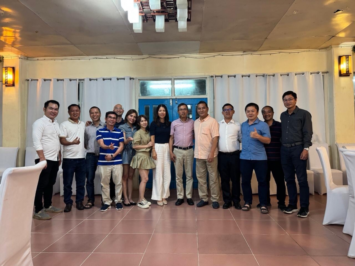 Đại sứ Phạm Hùng Tâm và phu nhân gặp gỡ cộng đồng người Việt tại Solomon. (Nguồn: ĐSQ Việt Nam tại Australia)
