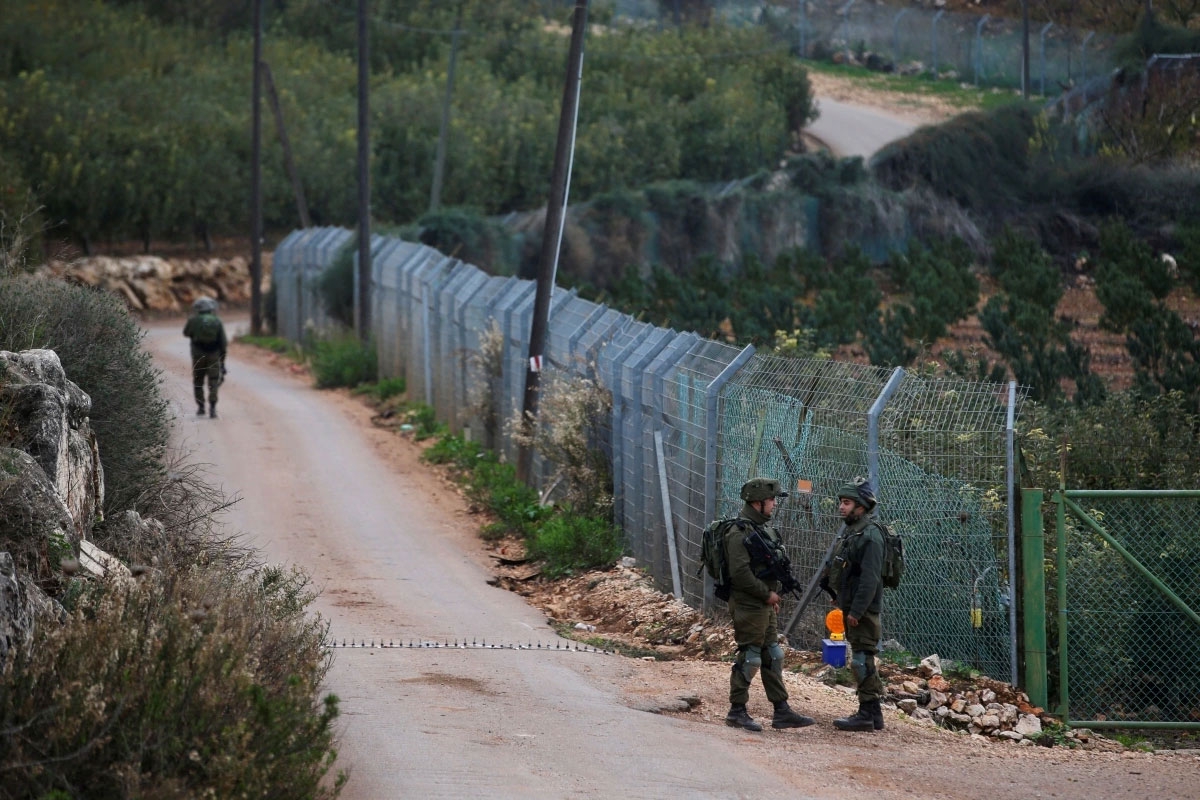 Binh lính Israel canh gác gần biên giới với Lebanon tại thị trấn Metulla, miền Bắc Israel ngày 25/2/2025. (Ảnh: Reuters)
