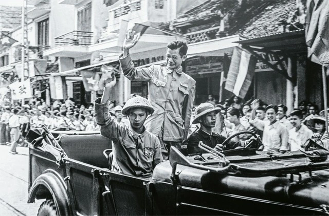 Phó Chủ tịch Ủy ban Quân chính Hà Nội Trần Duy Hưng từ Việt Bắc tiến về tiếp quản Thủ đô năm 1954. (Ảnh: Đào Trình)