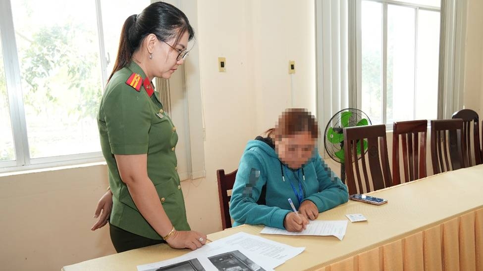 Chủ tài khoản Facebook viết cam kết không tái phạm. Ảnh: Thế Phong