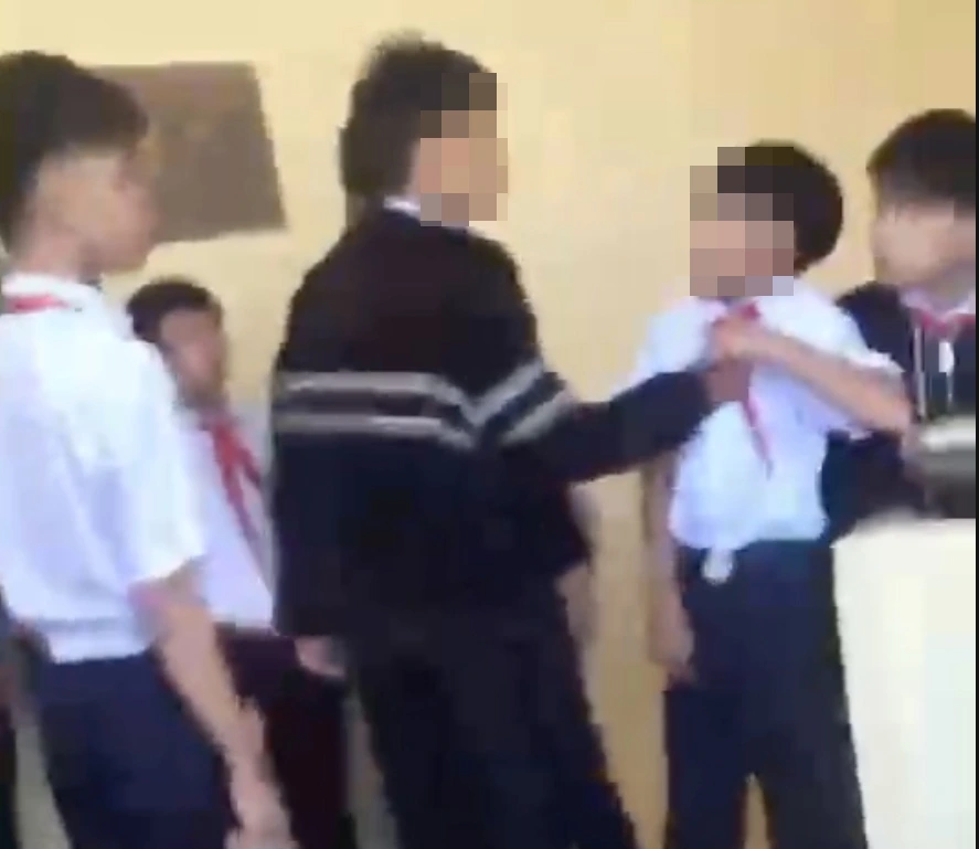 Đánh xong, nam học sinh này còn túm tổ một bạn khác trong lúc đi khỏi hiện trường