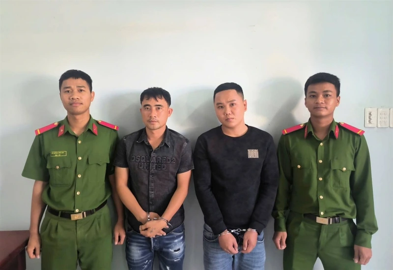 Tống Văn Quân và Đào Tân Long sau khi bị khởi tố, bắt tạm giam. (Ảnh: CA Ninh Thuận)